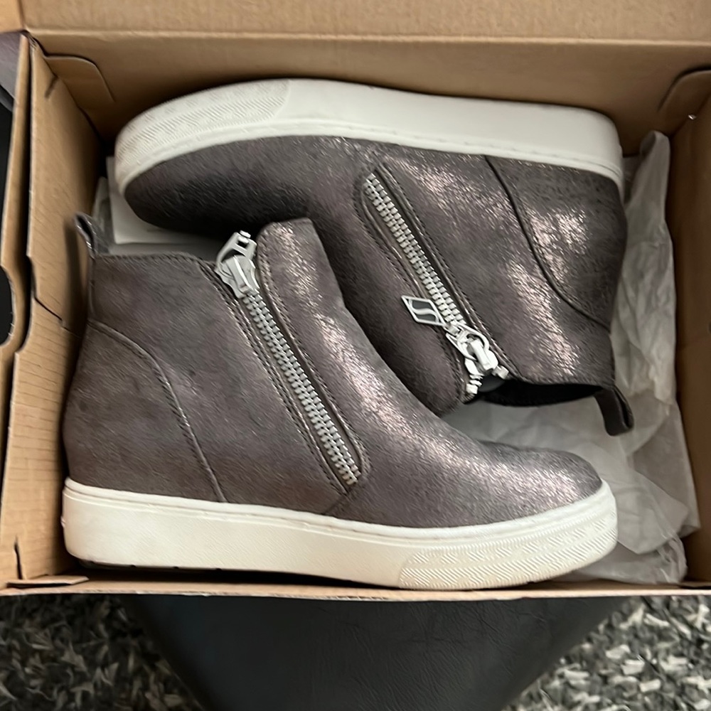 Skecher wedge sneakers in color- pewter (a bit shine to it).White sole. Like New